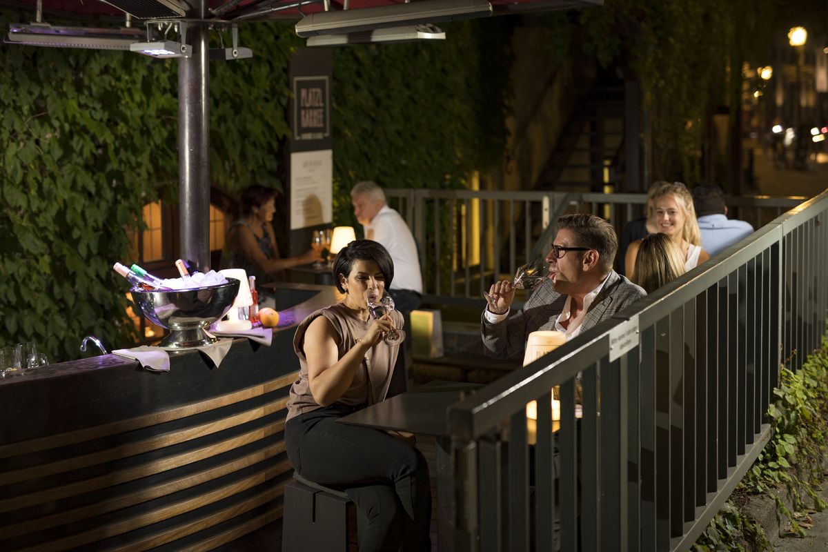 A woman and a man enjoy a glass of wine in the outdoor bar Josefa Karree.